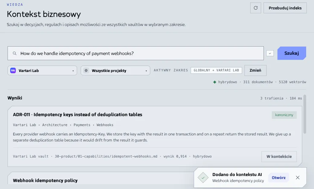Ekran Kontekst biznesowy z pytaniem w polu wyszukiwania i listą pasujących notatek z vaulta, każda ze ścieżką i wynikiem. Pokazane dane są przykładowe.